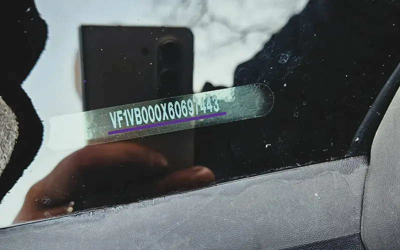 Renault Megane 17-digit VIN location on lower windshield