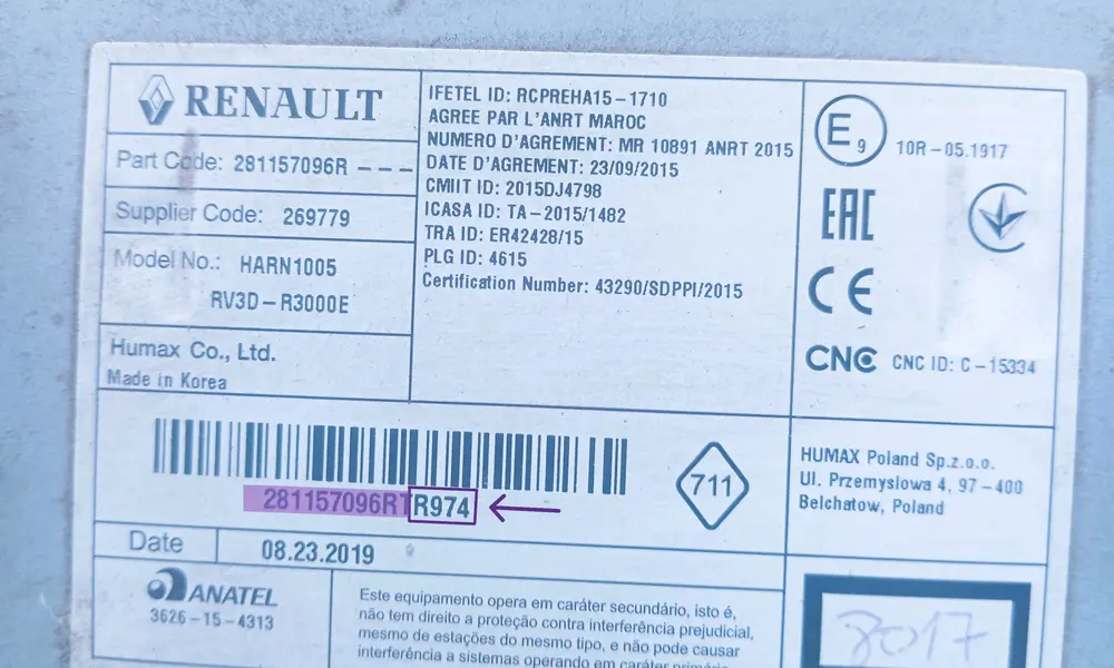Dacia Logan radio side casing label highlighting the 4-character security precode for database calculation