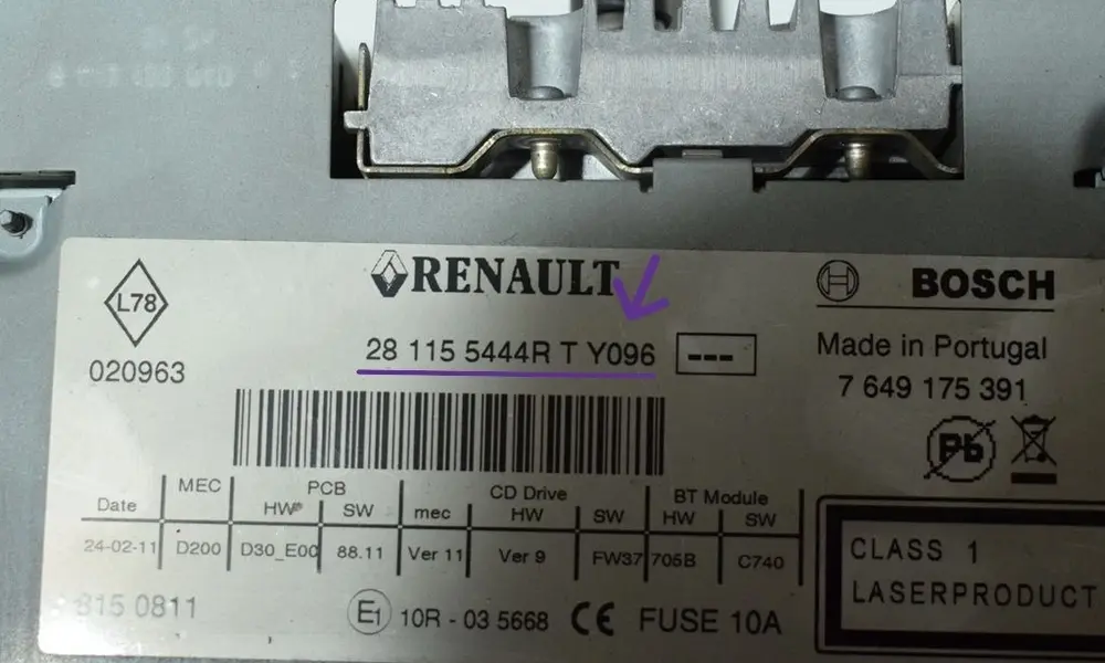 Renault Master radio label showing security pre-code